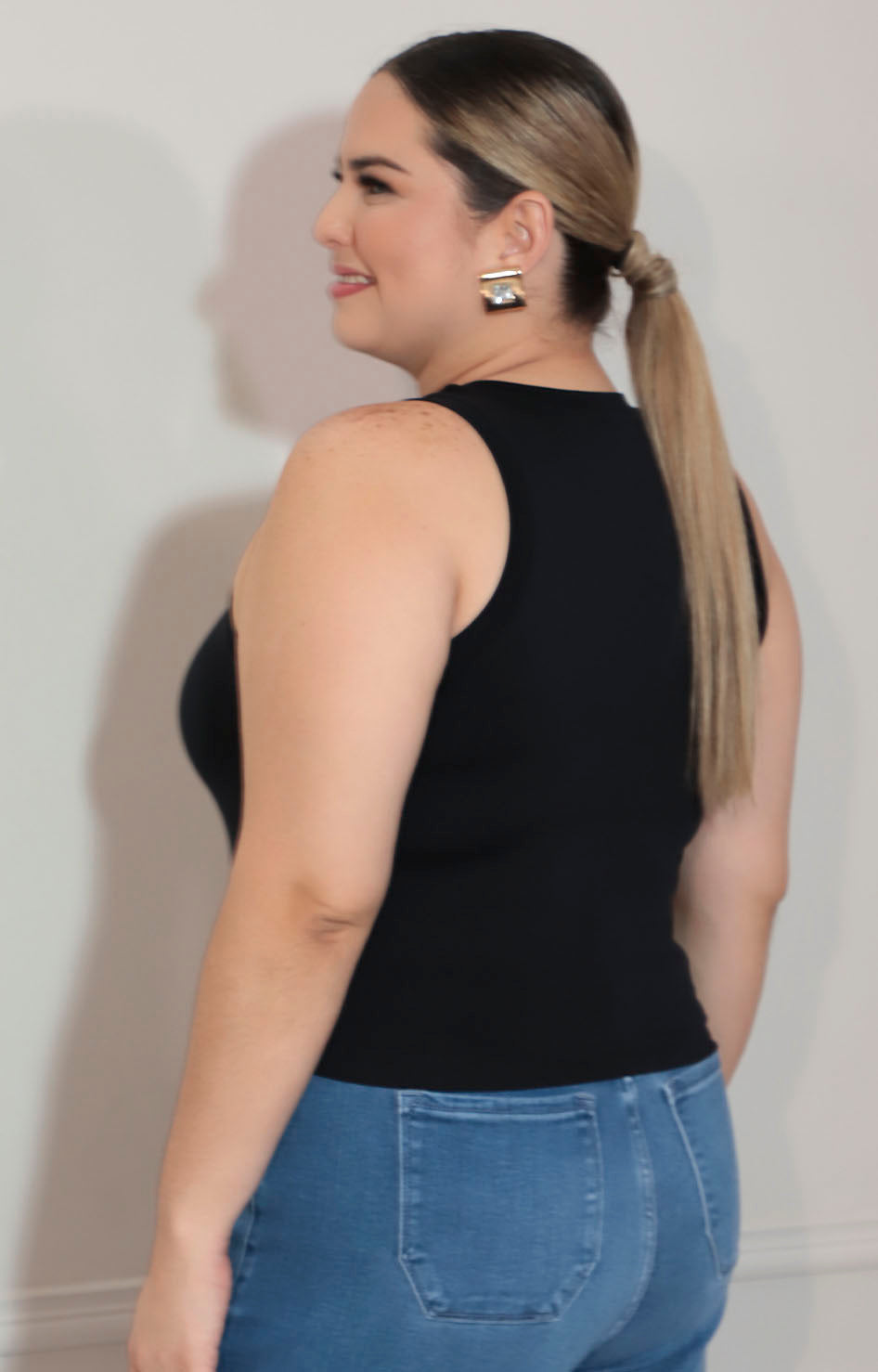 Blusa negra corta sin mangas y cuello alto - BLUSA Boutiquemirel 