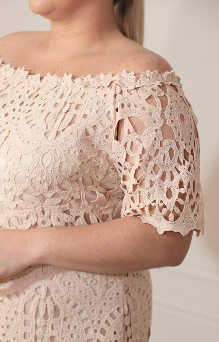 Vestido beige de guipiur con mangas y cierre - VESTIDO Boutiquemirel 