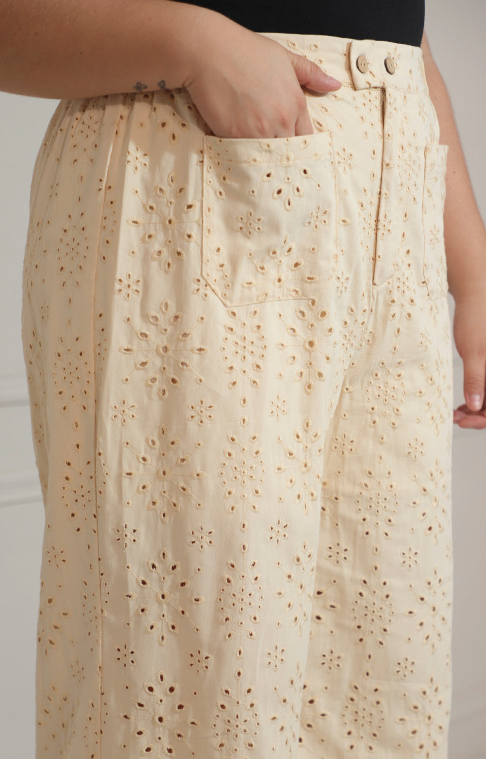Pantalón beige con bordado y bolsas frontal - PANTALON XL Boutiquemirel 