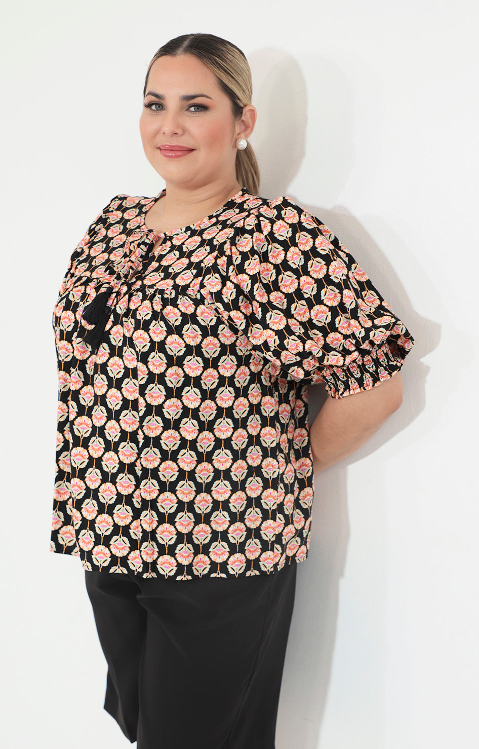 Blusa negra estampada con elastico en manga - BLUSA Boutiquemirel 