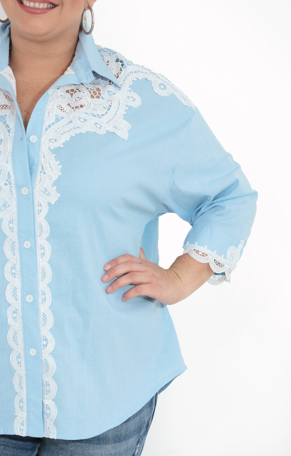 Blusa azul de botones con manga 3/4 y guipiur - BLUSA Boutiquemirel 