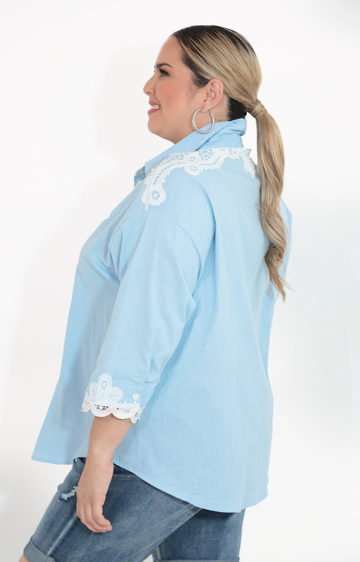 Blusa azul de botones con manga 3/4 y guipiur - BLUSA Boutiquemirel 