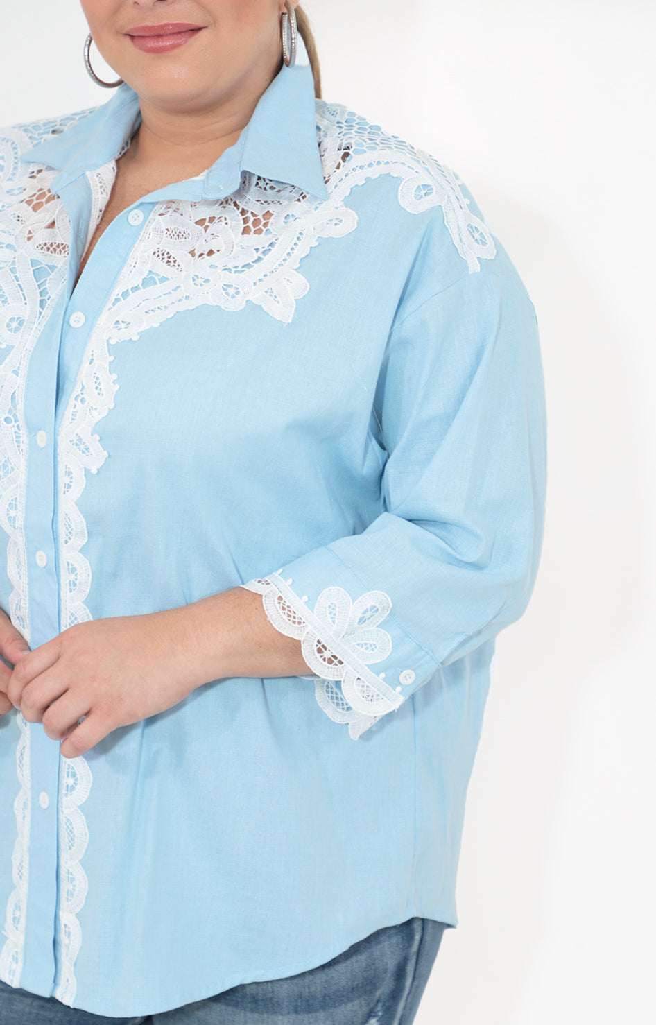 Blusa azul de botones con manga 3/4 y guipiur - BLUSA Boutiquemirel 