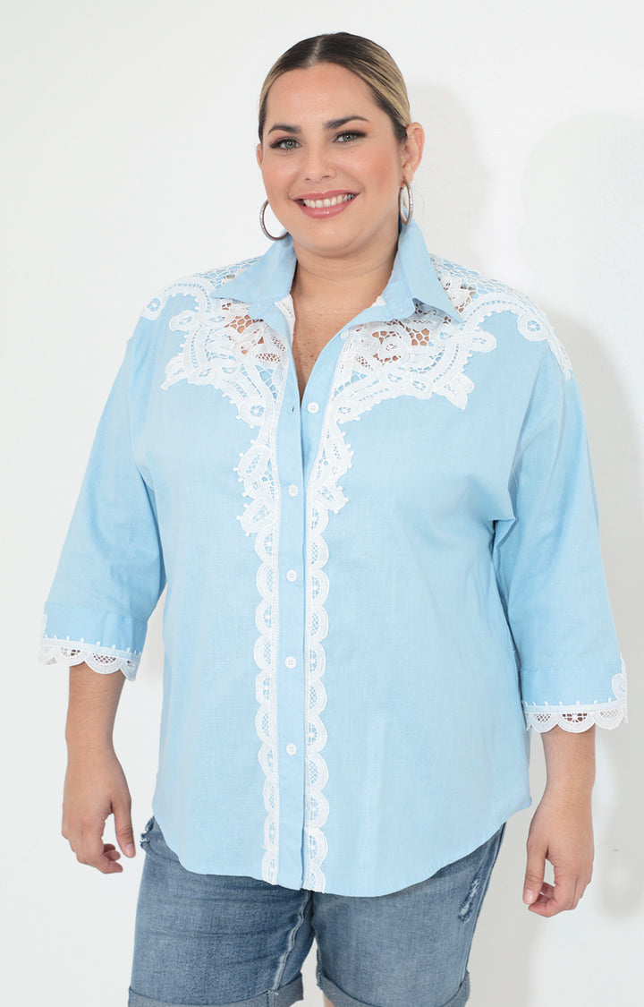 Blusa azul de botones con manga 3/4 y guipiur - BLUSA Boutiquemirel 
