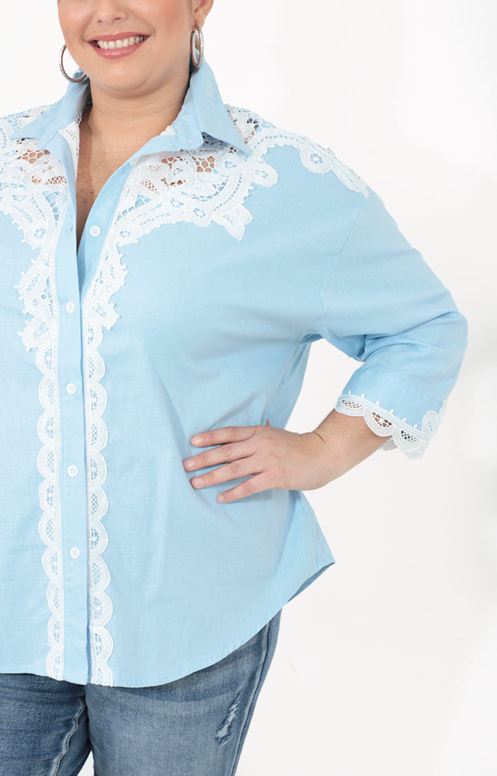 Blusa azul de botones con manga 3/4 y guipiur - BLUSA Boutiquemirel 