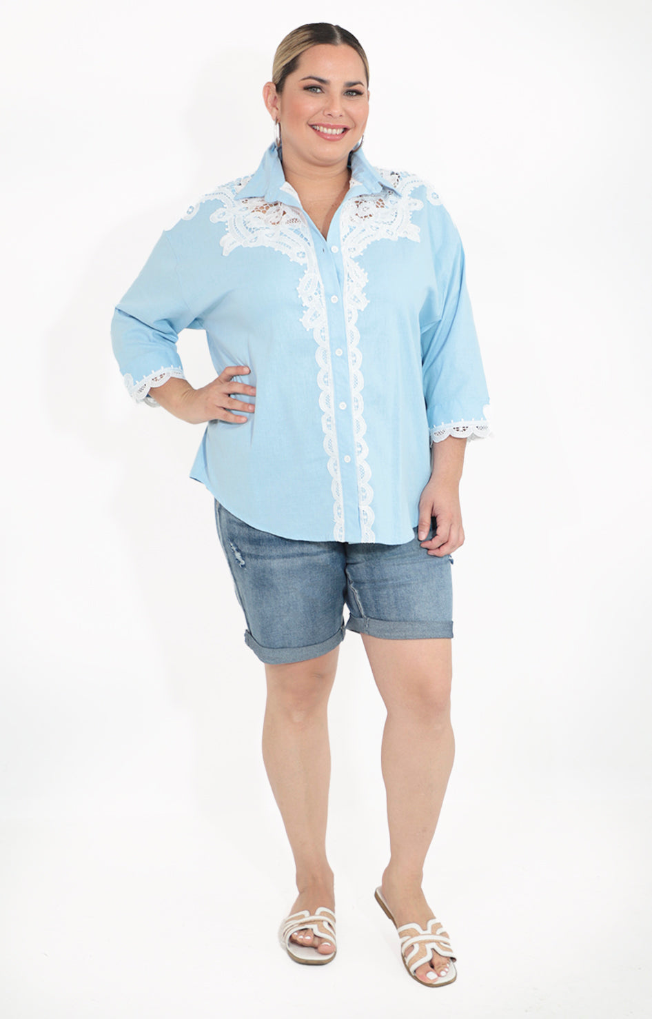 Blusa azul de botones con manga 3/4 y guipiur - BLUSA Boutiquemirel 