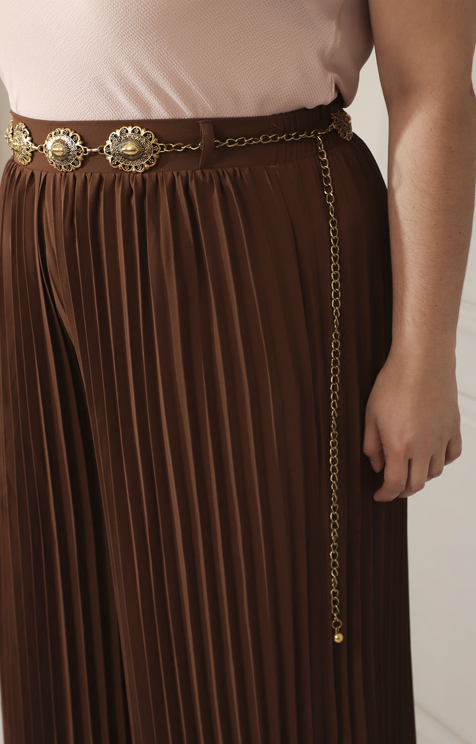 Pantalón café plisado con cinturón de estoperoles - PANTALON XL Boutiquemirel 