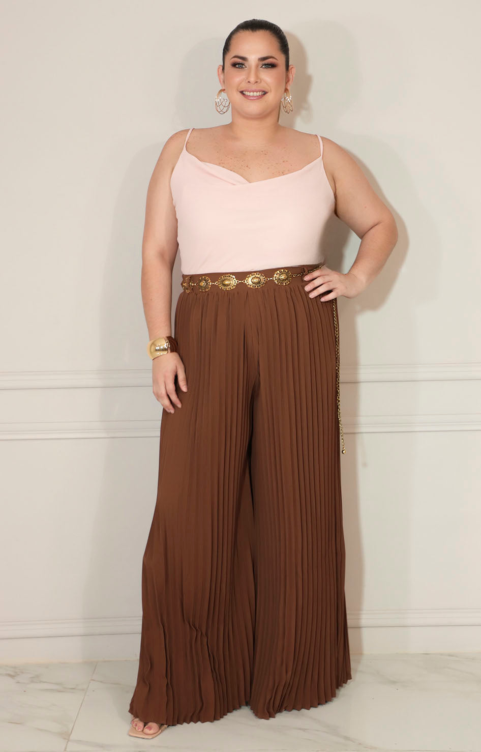 Pantalón café plisado con cinturón de estoperoles - PANTALON XL Boutiquemirel 