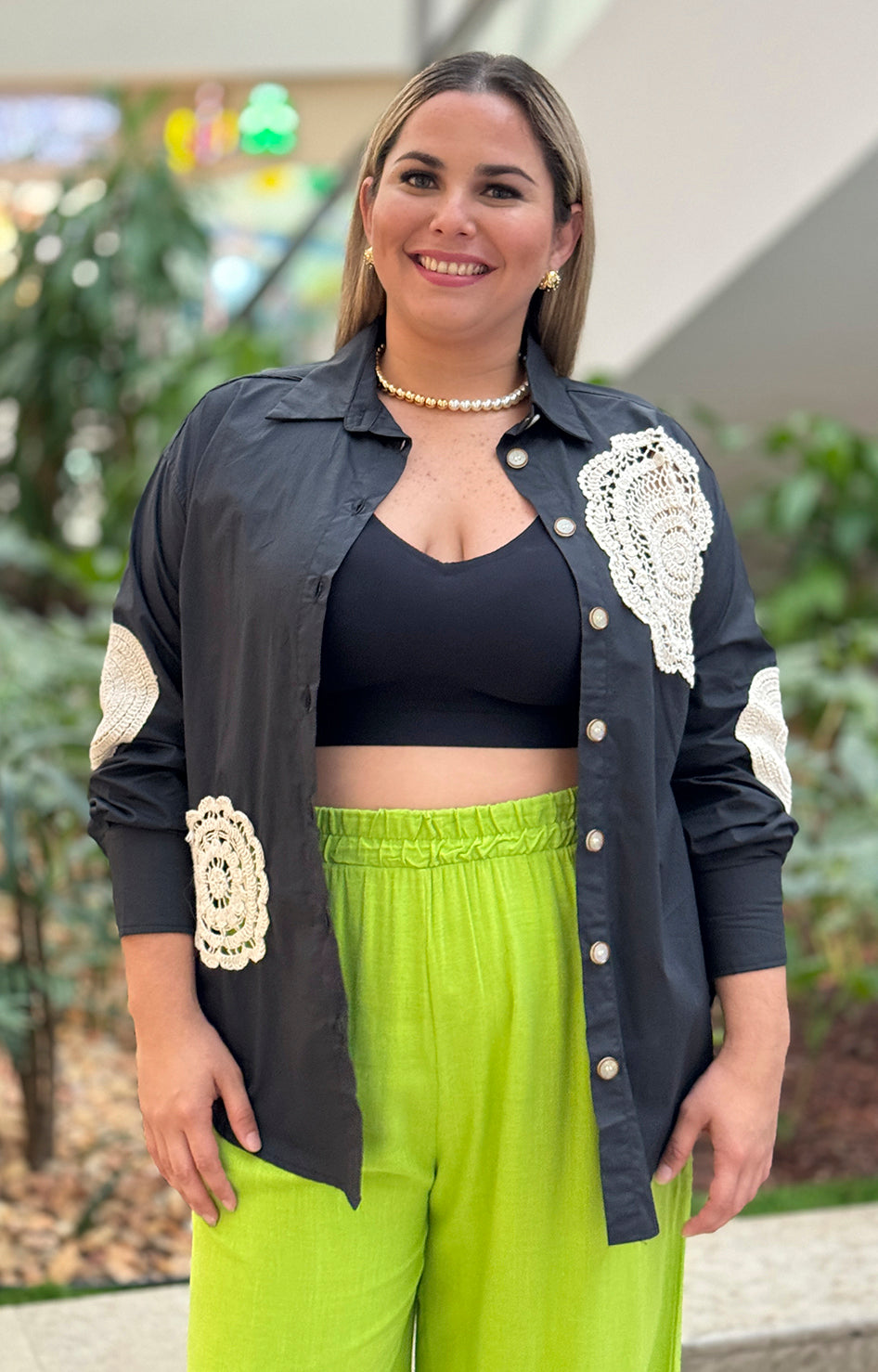 Camisera negra con  bordado - BLUSA Boutiquemirel 