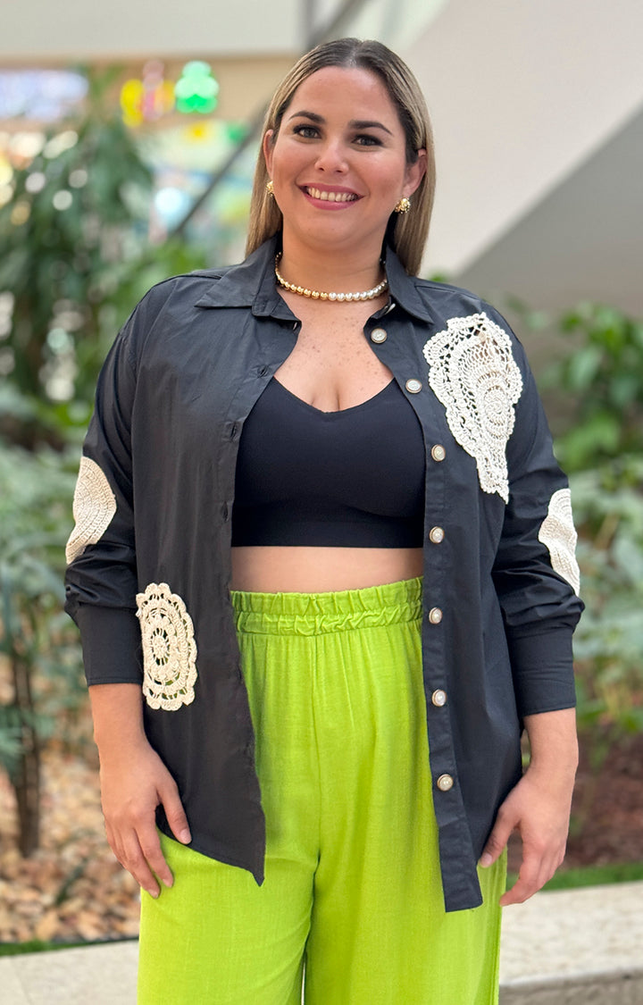 Camisera negra con  bordado - BLUSA Boutiquemirel 