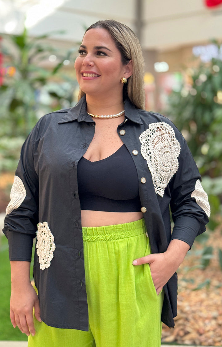 Camisera negra con  bordado - BLUSA Boutiquemirel 
