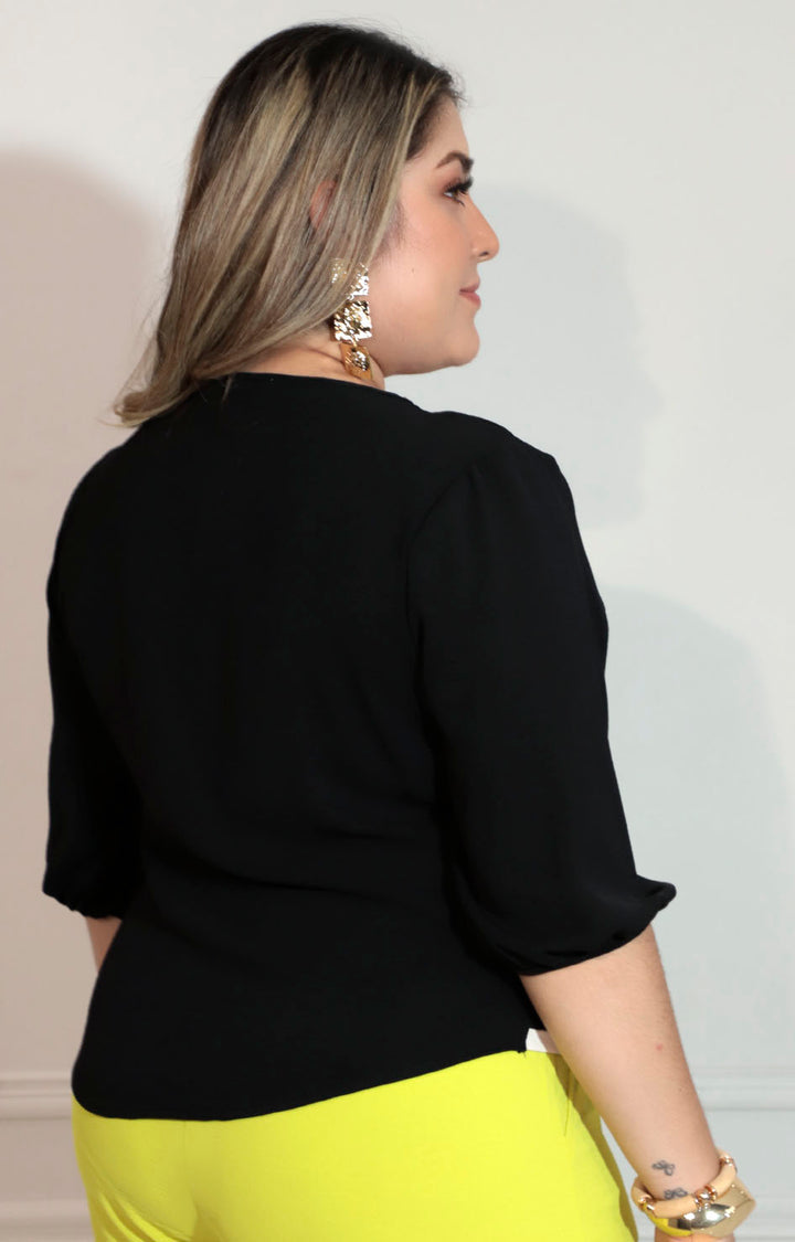 Blusa negra cruzada con detalle de boton frontal - BLUSA XL Boutiquemirel 