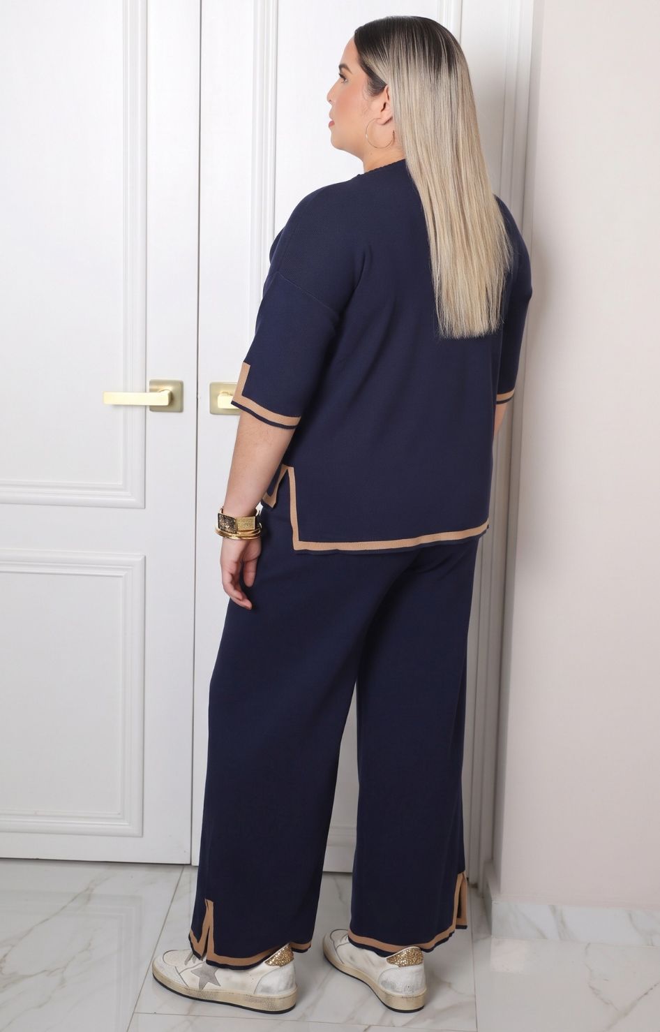 Conjunto deportivo con franjas