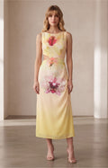 Vestido amarillo con estampado floral y apertura