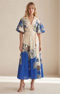 Vestido beige con estampado azul y mangas globo