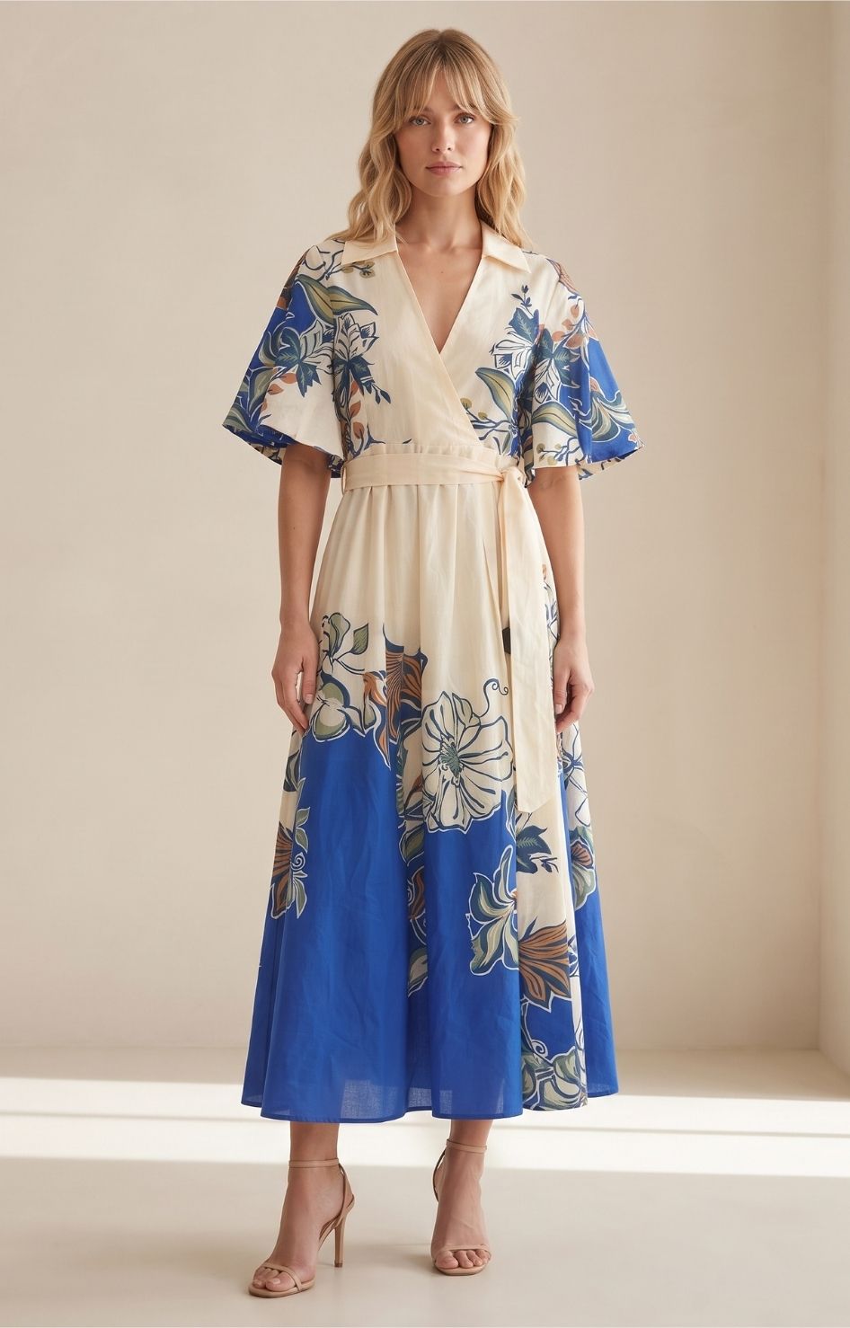 Vestido beige con estampado azul y mangas globo