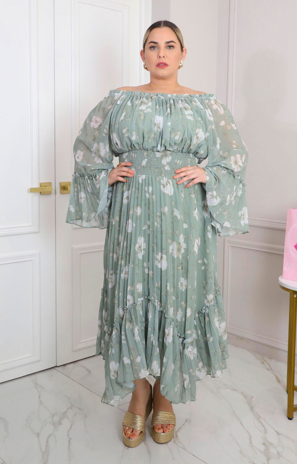Vestido verde con hombros descubiertos