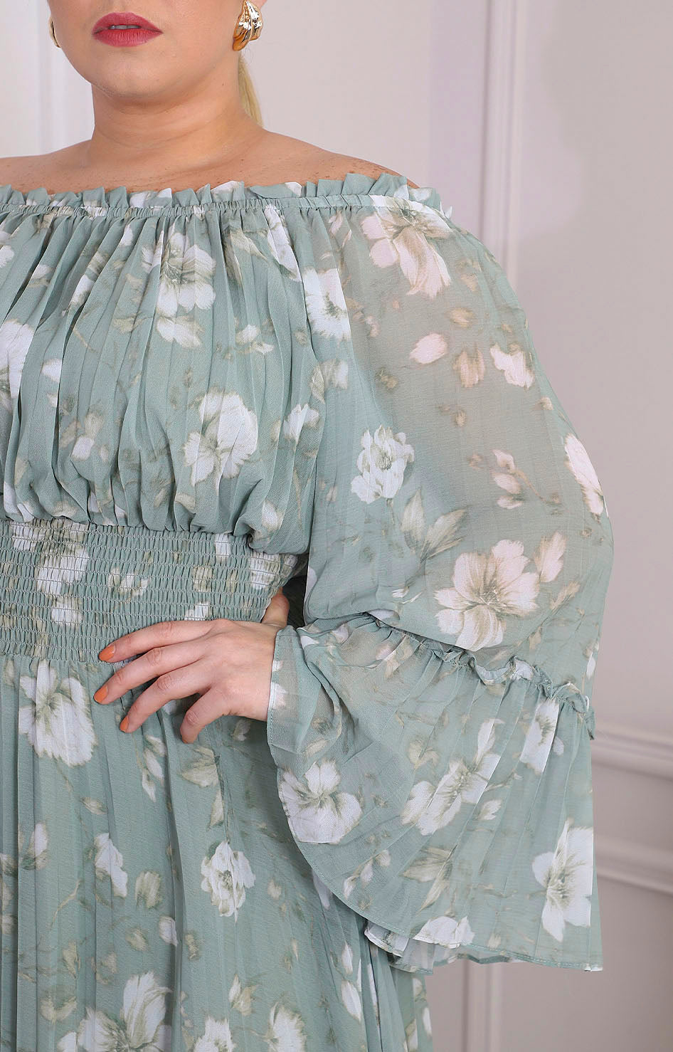 Vestido verde con hombros descubiertos