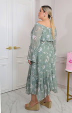 Vestido verde con hombros descubiertos