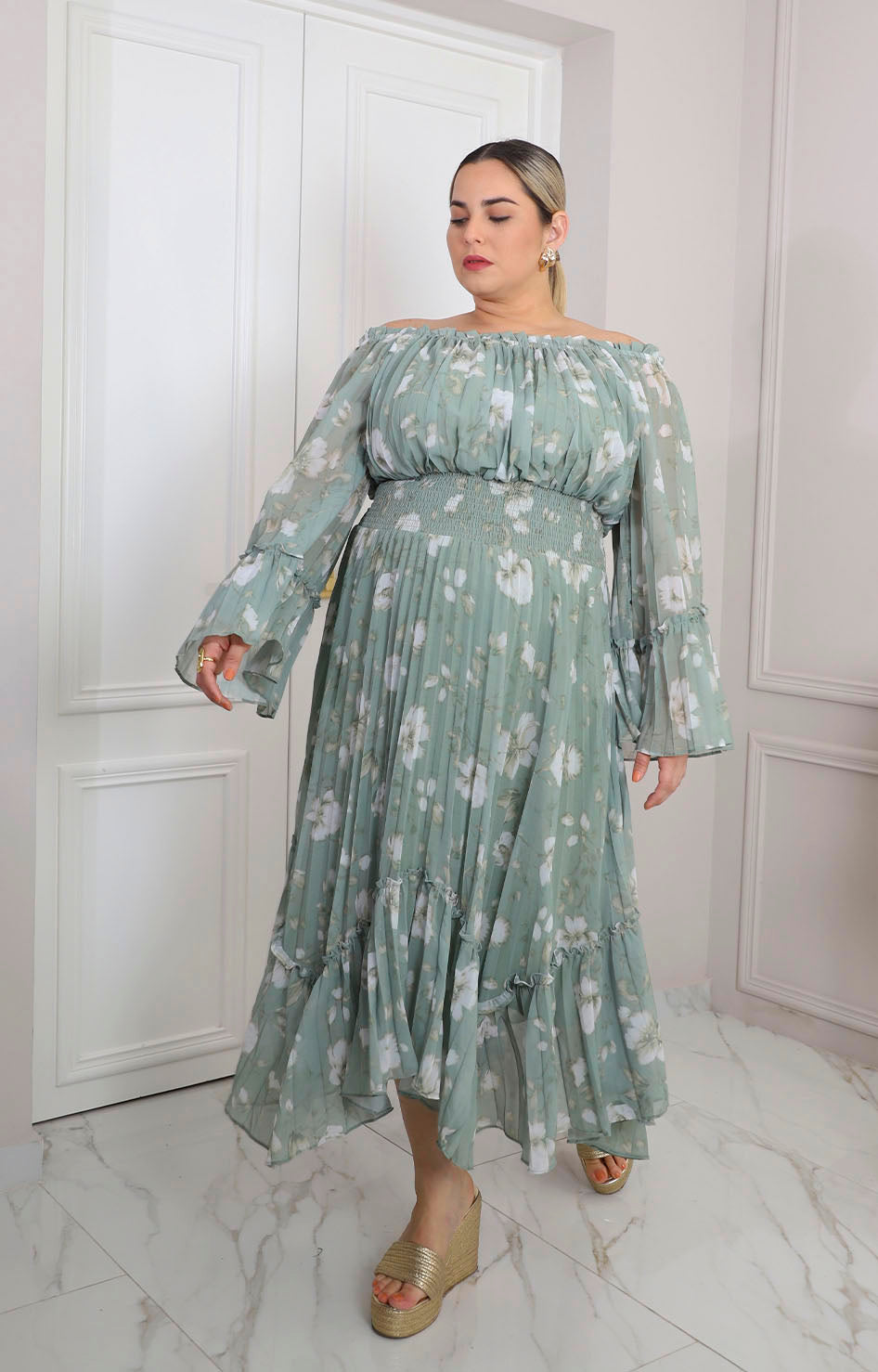 Vestido verde con hombros descubiertos