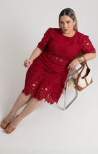 Vestido corto de guipur con cinturón