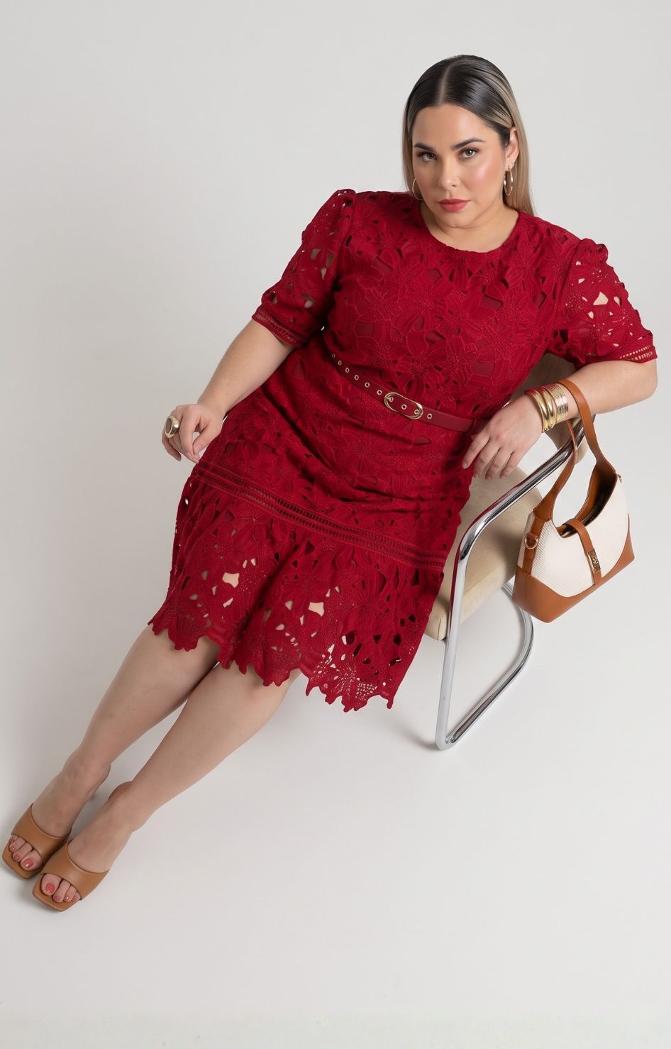 Vestido corto de guipur con cinturón