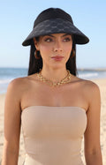Visera negra con estampado blanco